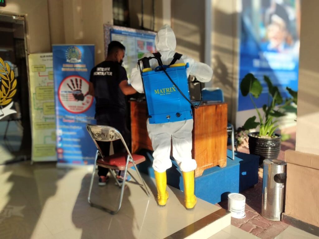 Penyemprotan cairan dinsenfektan