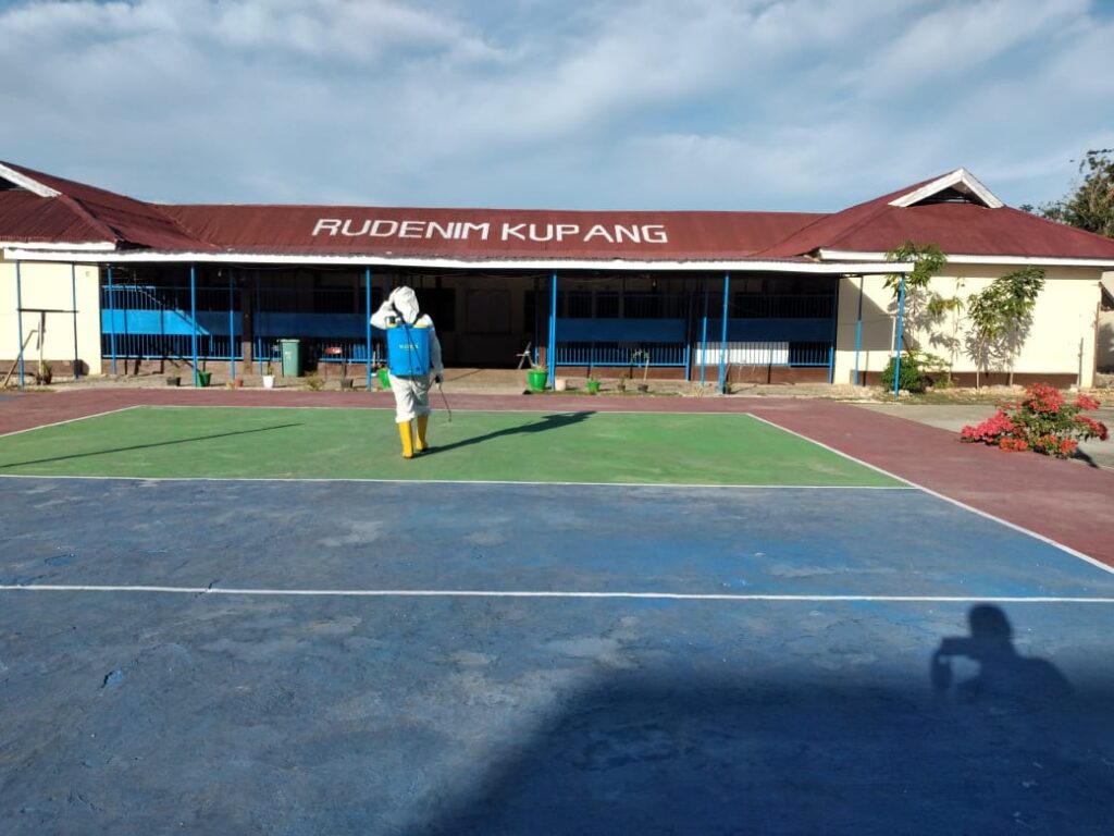 Penyemprotan cairan dinsenfektan