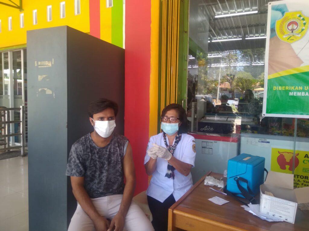 pemberian vaksin bagi deteni oleh rudenim kupang