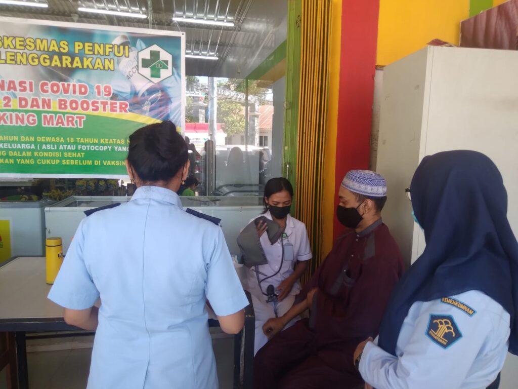 pemberian vaksin bagi deteni oleh rudenim kupang